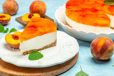 Şeftalili jöleli cheesecake. Restoran menüsü, diyet, yemek kitabı tarifi üst görünümü.