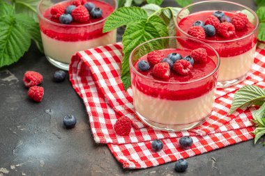 Krem şanti ve naneli ahududu şerbeti. Küçük kavanozlarda siyah arka planda İtalyan tatlısı. metin için yer.