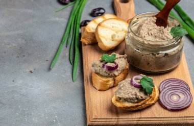 Fasulye ezmeli ekmek, cam kavanozda Meksika usulü fasulye ezmesi. Sağlıklı vejetaryen yemekleri..