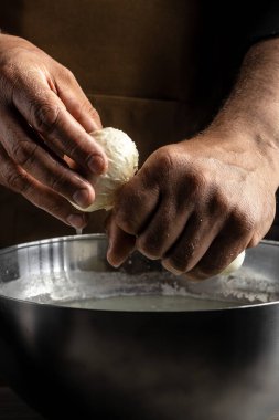 Geleneksel İtalyan mozzarellası, Cheesemaker, taze mozzarella 'yı gösteriyor.,