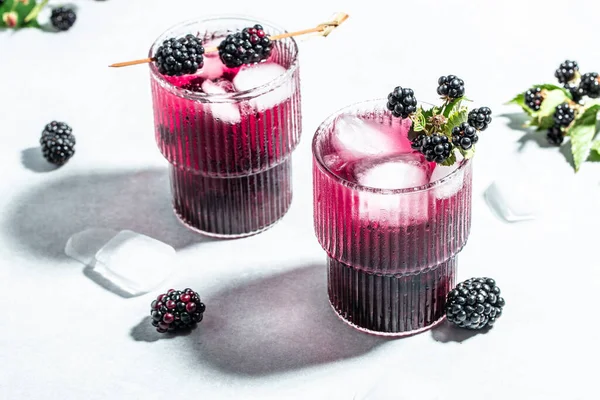 Beyaz arka planda böğürtlenli limonata. metin için yer, üst görünüm.