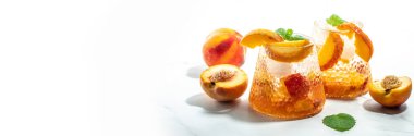 Şeftali dilimli buzlu şeftali kokteyli, yaz şeftali kokteyli, buzlu ev yapımı şeftalili limonata, ve cam kaplı nane şekeri, uzun pankart.,