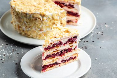 Kirazlı pasta ve beyaz krema. Tatlı tatlı pasta dilimi.