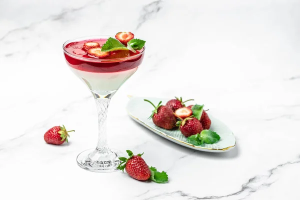 Dessert Panna Cotta Fresh Strawberry Glass Strawberries Italian Dessert White — Stockfoto