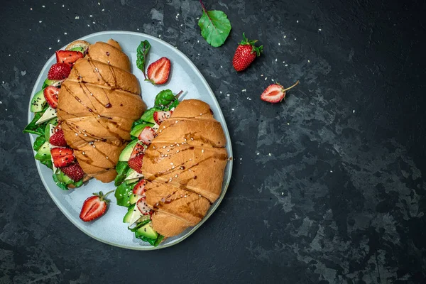 サンドイッチアボカドとクロワッサン イチゴ ブリー カムベルトチーズ 種と全粒小麦パンで新鮮なサラダ 健康的な食事の概念 バナー メニュー レシピ トップビュー — ストック写真