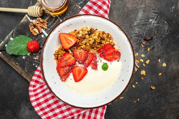 Yunan yoğurtlu, yulaf ezmeli ve böğürtlenli taze kahvaltı. Lezzetli kahvaltı ya da atıştırmalık, üst manzara..