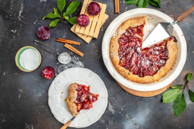 Ev yapımı erikli turta, taze erikli sonbahar tatlısı, pişirme, sağlıklı vejetaryen yemeği. metin için yer, üst görünüm.