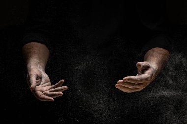 Fırıncının ellerini unla çırp. Güzel ve güçlü adamların elleri hamur yoğurur ekmek, makarna ya da pizza yapar. Tozlu un havada uçuşuyor..