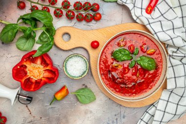 Domatesli gazpacho çorbası. Hafif bir arka planda yaz soğuk vejetaryen yemeği. Temiz yemek, diyet, vejetaryen yemek konsepti. en üstteki görünüm.