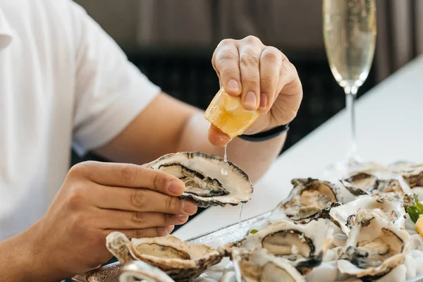 Austern Der Mensch Isst Schalentiere Meeresfrüchte Und Mediterrane Küche Mit — Stockfoto