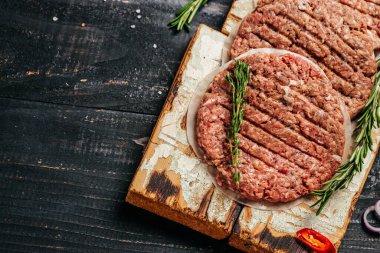 Hamburger köfteleri, hamburger için kıyma, dana eti, ahşap arka planda hamburger bifteği, mesaj için yer,
