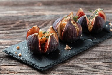 Keçi peyniri ile doldurulmuş incirler. Ceviz ve bal peyniriyle incir, lezzetli aperatif şarap, afiş, yemek tarifi metnin yeri, üst görünüm,