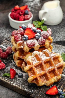 Ahududu, çilek ve yabanmersinli Belçika Waffle 'ı. Mutfak, yemek pişirme, fırın konsepti. Yemek tarifi geçmişi. Kapat..