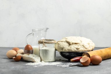 Pasta için Pişirme İçindekiler. Çiğ hamur. Mutfak, yemek pişirme, fırın konsepti.
