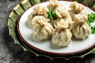 Et ve baharatlı soslu Gürcü hamur tatlısı. afiş, menü, metin için tarif yeri, üst görünüm.