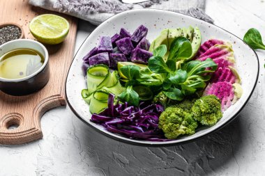 Halloumi peynirli kase salatası, avokado, salatalık, nohut, karpuz turpu, patates mor tatlı. Buda kasesi, sağlıklı ve dengeli yemek. en üstteki görünüm.