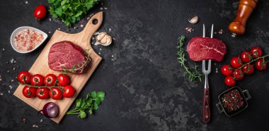 İki taze çiğ biftek ve arkaplanda pişmeye hazır baharatlar. Mutfak, yemek pişirme, konsept. Uzun afiş biçimi. en üstteki görünüm.