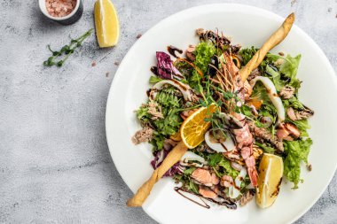 Deniz ürünleri karidesli salata marul yeşili karışım, otlar ve zeytinyağı, limon sosu, restoran menüsü, diyet, yemek kitabı tarifi üst görünümü,