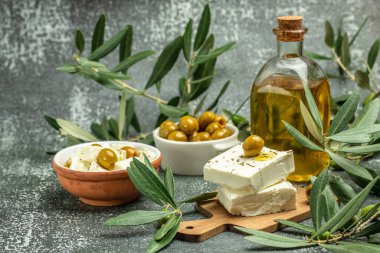 Feta peyniri, zeytin. Zeytin dalları. Karanlık arka planda. metin için yer.