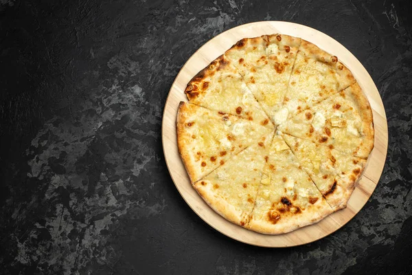 Итальянская Еда Вкусная Пицца Четыре Сыра Чеддером Пармезан Моцарелла Темном — стоковое фото