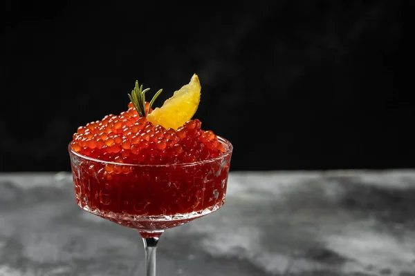 Delicioso Caviar Rojo Sobre Fondo Negro Comida Gourmet Cerca Aperitivo — Foto de Stock