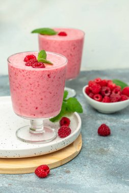 Beyaz mermer masanın üzerinde ahudududulu yoğurt püresi. kilo verme konsepti. dikey görüntü. metin için yer.