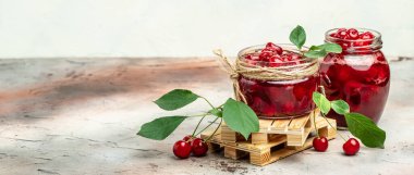 Bir kavanoz kiraz reçeli ve ekşi kiraz. Şerbetli kiraz. Olgun kirazlar. Tatlı kırmızı kirazlar. Konserve meyve. Uzun pankart biçimi.