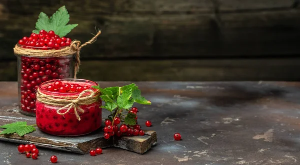 Červený Rybíz Sklenici Plechovky Čerstvých Bobulí Tmavém Pozadí Dlouhý Formát — Stock fotografie