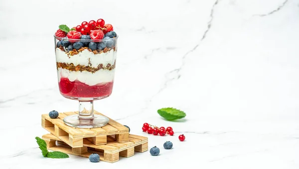 Yogurt Granola Parfait Blueberry Raspberry Light Background Long Banner Format — стоковое фото