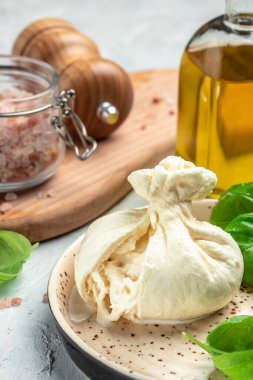 Mozzarella 'dan taze beyaz burrata peyniri ve Apulia' dan krema, İtalyan Akdeniz mutfağı, dikey görüntü. Üst Manzara. metin için yer.