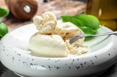 Mozzarella 'dan taze beyaz burrata peyniri ve Apulia' dan krema, İtalyan Akdeniz mutfağı, yemek tarifi geçmişi. Kapat.,