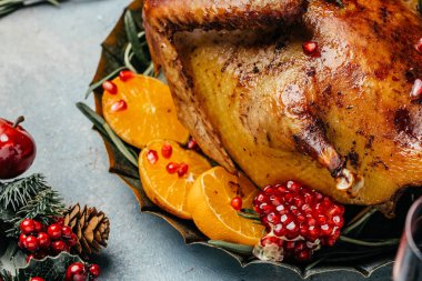 Tatiller için biberiye ve portakalla kızartılmış ördek..