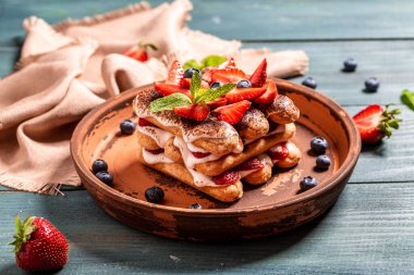 Tatlı olarak taze çilekli nefis cheesecake. sağlıklı organik yaz meyveli tatlı cheesecake. Ev yapımı peynirli kek..