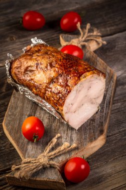 Ahşap arka planda ahşap bir tahta üzerinde jambon eti. Üst görünüm.