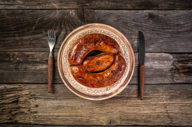Tahtada pişmiş et sosisi. Metin için pankart menüsü tarifi yeri,