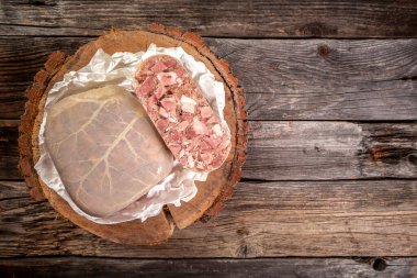 Rulo köfte. Bir parça et ürünü tuzlusu. Ev yapımı domuz eti. Organik çiftlikten gelen doğal ürün. afiş, menü, metin için tarif yeri, üst görünüm.