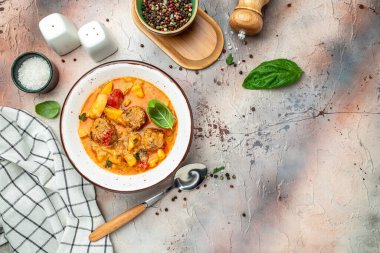 Beyaz kasede köfteli haşlanmış sebzeler, yazı için yer, üst manzara..