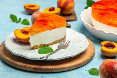 Şeftalili peynirli kek. Lezzetli tatlı bir parça cheesecake. Şeftalili ev yapımı kremalı pasta..