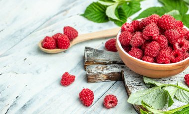 Kasede taze ahududu. Olgun sulu taze ahududu. Organik ahududular, sağlıklı yiyecekler, vitaminler, yaz meyveleri. Uzun afiş biçimi. metin için yer.