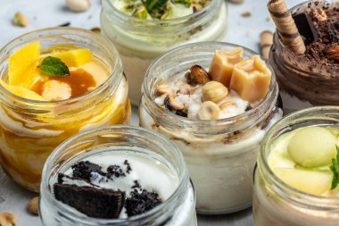 Büyük bir dondurma koleksiyonu, taze fıstık, çikolata, karamel, kavun, mango, çikolata parçacıklı sandviç kurabiyeleri aromatik vanilyalı beyaz kapsüllü lezzetli dondurmalar.,