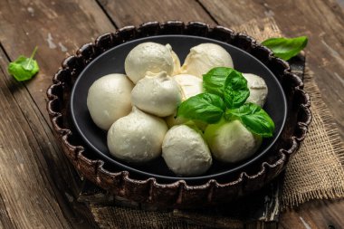 Mozzarella peyniri, fesleğen ve domates vişnesi. Koyu ahşap arka planda Caprese salatası için malzemeler. Restoran menüsü, diyet, yemek kitabı tarifi üst görünümü.