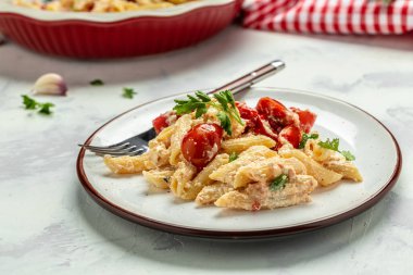 Çeri domatesli Fetapasta tarifi, beyaz tabakta beyaz peynir, sarımsak ve kekik. afiş, menü, metin için tarif yeri, üst görünüm,