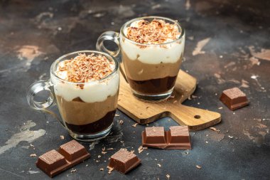 Üç katlı tatlı, kremalı krema, vanilyalı, çikolatalı, sütlü tatlı, koyu arkaplanda. metin için yer, üst görünüm.