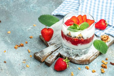 Parfe Yunan yoğurdu, taze çilek ve tahtadan yapılmış tahıl gevreği. Glütensiz diyet, sağlıklı kahvaltı. afiş, menü, metin için tarif yeri, üst görünüm,