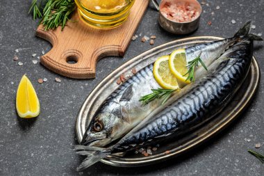 Tuz, limon ve baharatla metal tepside marine edilmiş uskumru ya da ringa balığı. Deniz ürünleri konsepti. Uzun afiş biçimi. en üstteki görünüm.