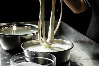 Peynir üreticisi, biyo-sütten peynir yapma işlemini gösteriyor. Ev yapımı peynir üreticisi caciocavallo üretir. Makarna filata, geleneksel İtalyan mozzarellası..