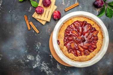 Ev yapımı erikli turta, taze erikli sonbahar tatlısı, pişirme, sağlıklı vejetaryen yemeği. metin için yer, üst görünüm.