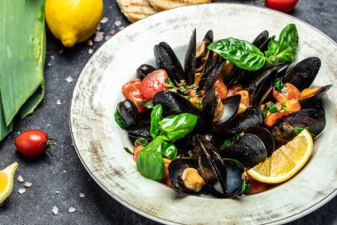 Limonlu ve baget ekmekli midye. Deniz kabuklarındaki istiridyeler. Restoran menüsü, diyet, yemek kitabı tarifi üst görünümü.