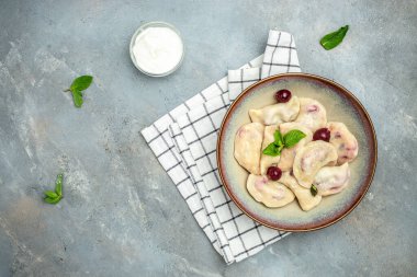 Kirazlı hamur tatlısı, Pierogi, varenky, vareniki, arka planda pirohy, afiş, menü, metin için tarif yeri, üst görünüm,