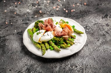 Ketojenik diyet yemeği kuşkonmaz mızraklı haşlanmış yumurta ve jambonlu tost. afiş, metin için menü tarifi yeri, üst görünüm.